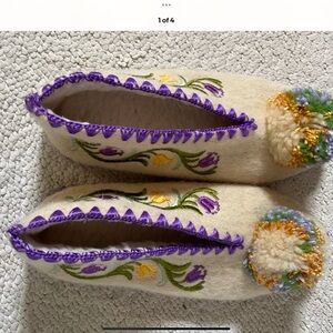 Woolen embroidered slippers with leather sole